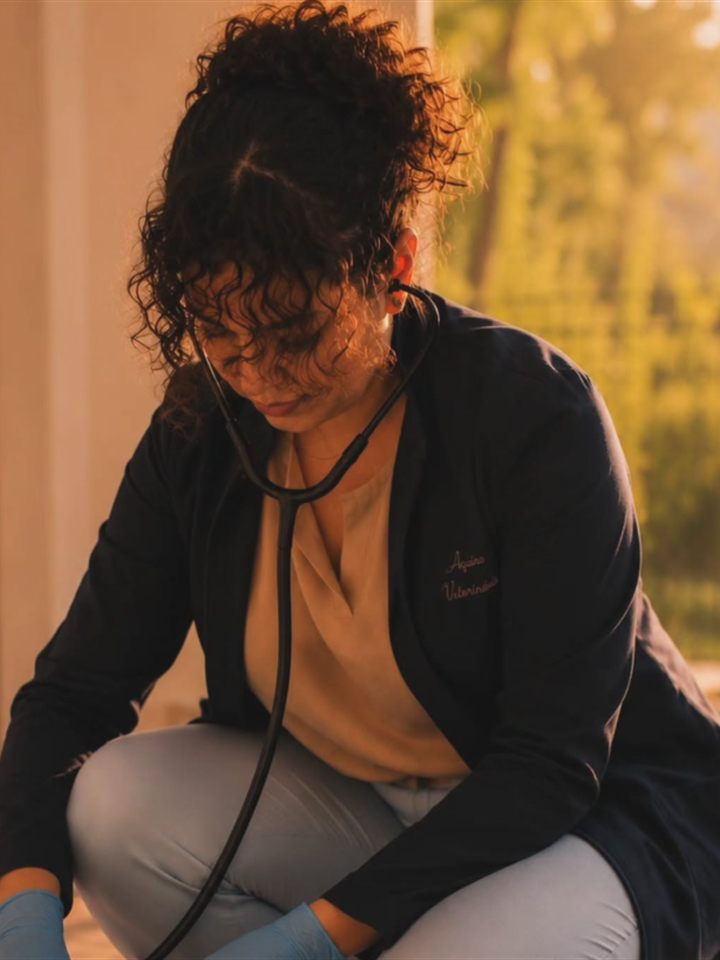 Dra. Karen Aquino, médica-veterinária, em atendimento a domicílio
