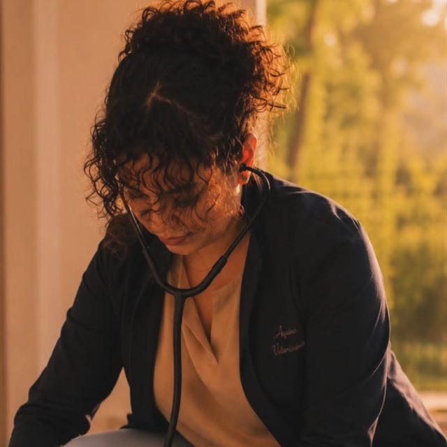 Dra. Karen Aquino, médica-veterinária, em atendimento a domicílio
